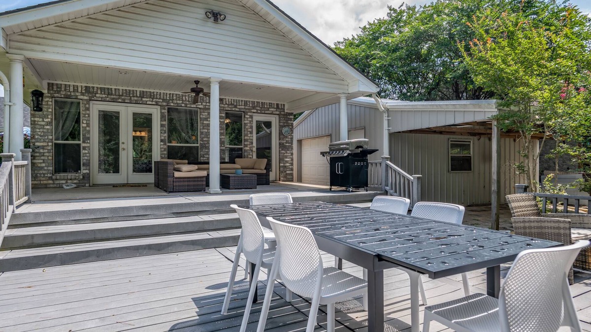 Bullard House | Well Appointed Lake Front Ranch that Sleeps 10