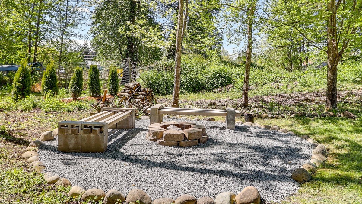 McKenna House | Well-Appointed McKenna Home: Fire Pit & Deck!