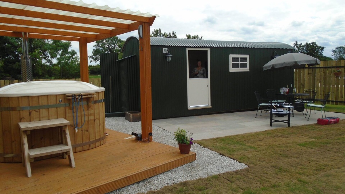 Staveley Cabin | Well equiped shepherds hut ferrensby north yorkshire with hot tub & sauna barrel