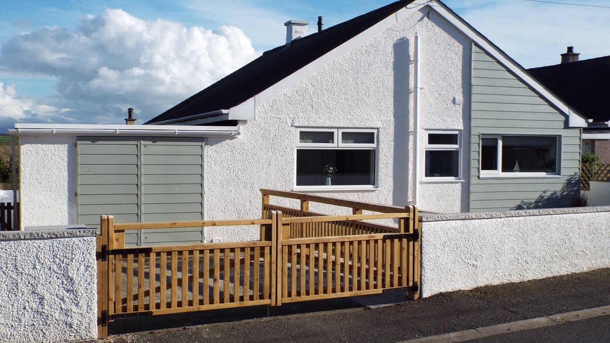 Ty Croes House | Well finished quiet home with king sized bed and near the beach.
