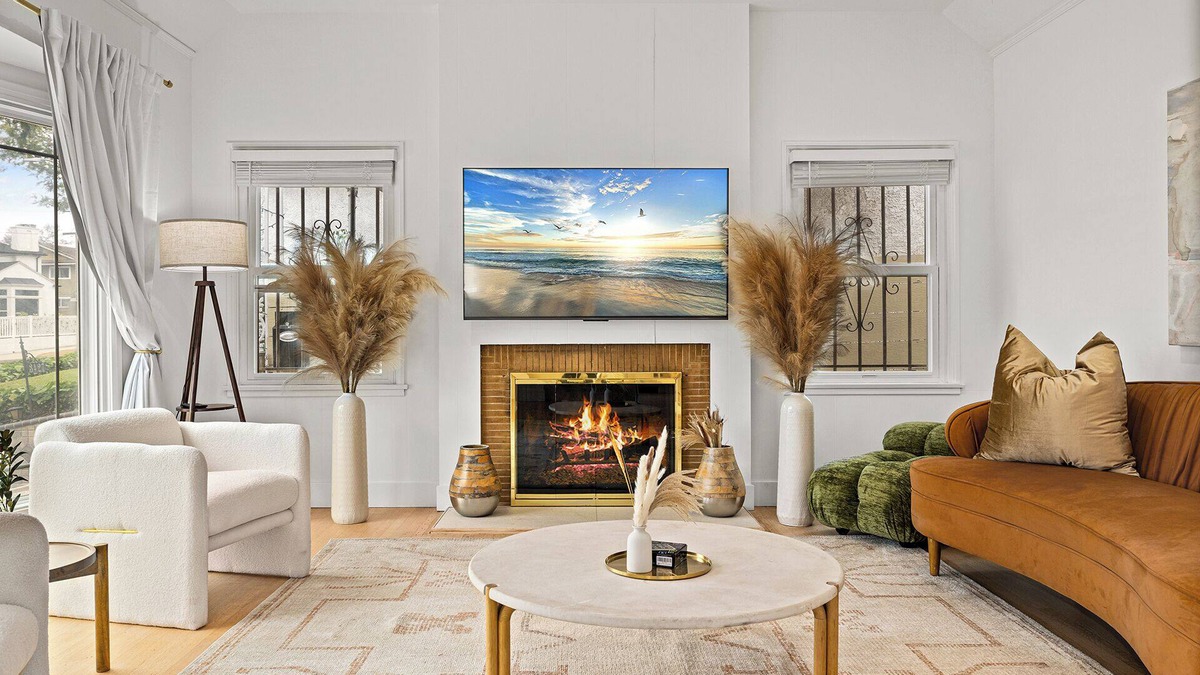 Los Angeles House | Well-Furnished 3BR/2BA Inglewood Home w/2-Car Garage + Outdoor Space + W/D