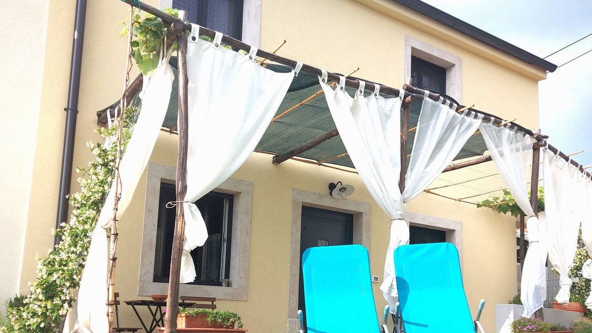 Tinjan House | Well house,10 km from the sea, cozy house with a well in the living room