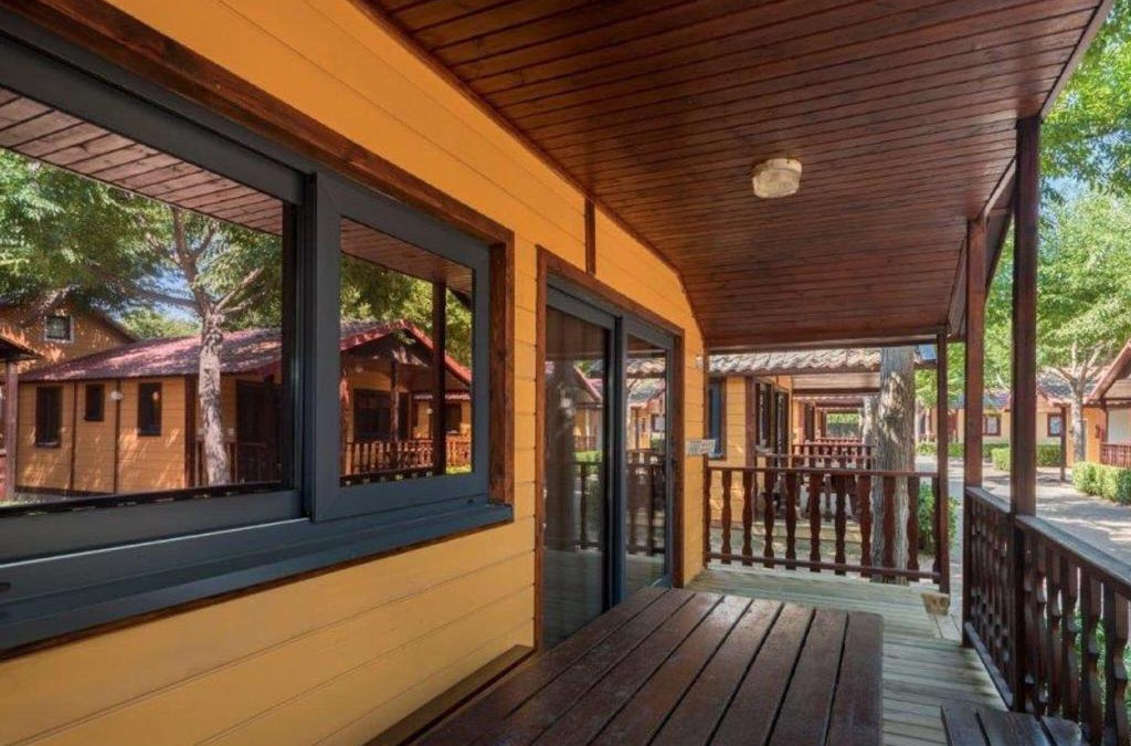 Blanes Ski Chalet | Well kept bungalow with veranda in Blanes