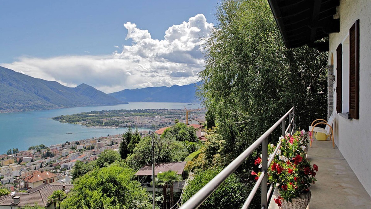Brione sopra Minusio House | Well-kept Ticino detached house on a sunny slope above Locarno with panoramic views