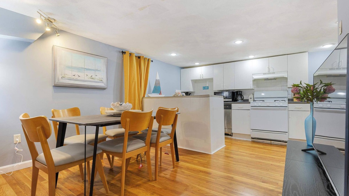 East Cambridge Apartment | Well Located 3 Bed w/Free Parking in Kendall Sq