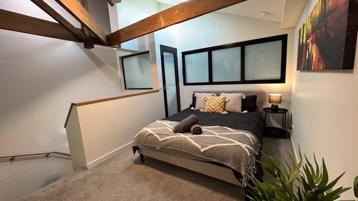Devonport Apartment | Well located Apt with Loft Bedroom & Aircon
