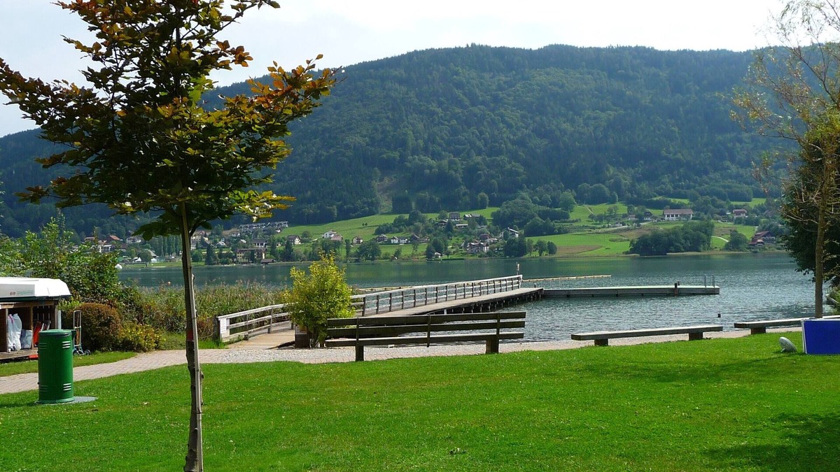 Bodensdorf Condo | Well maintained, quiet, with indoor pool, park-like grounds and access to the lake