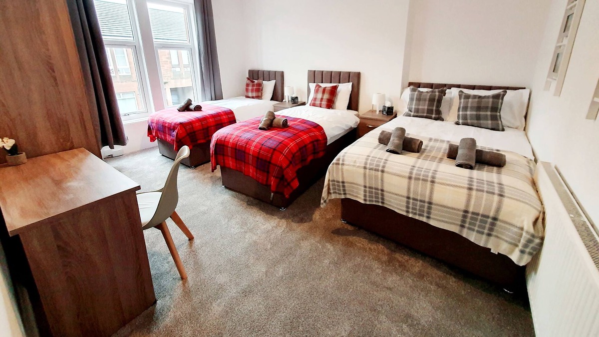 Bellshill Apartment | Well presented flat with 3 beds and a sofa bed, right by Bellshill station with great on-street p...