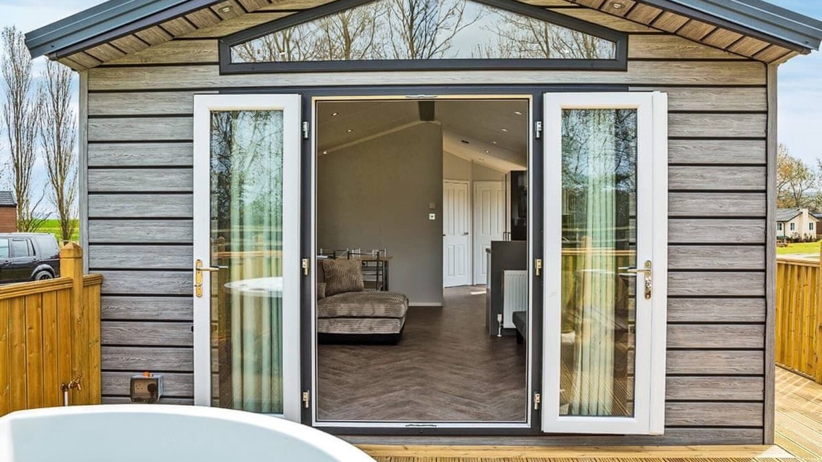 Hutton Rudby Ski Chalet | Well presented luxury lodge with two doubles, one with en suite shower.