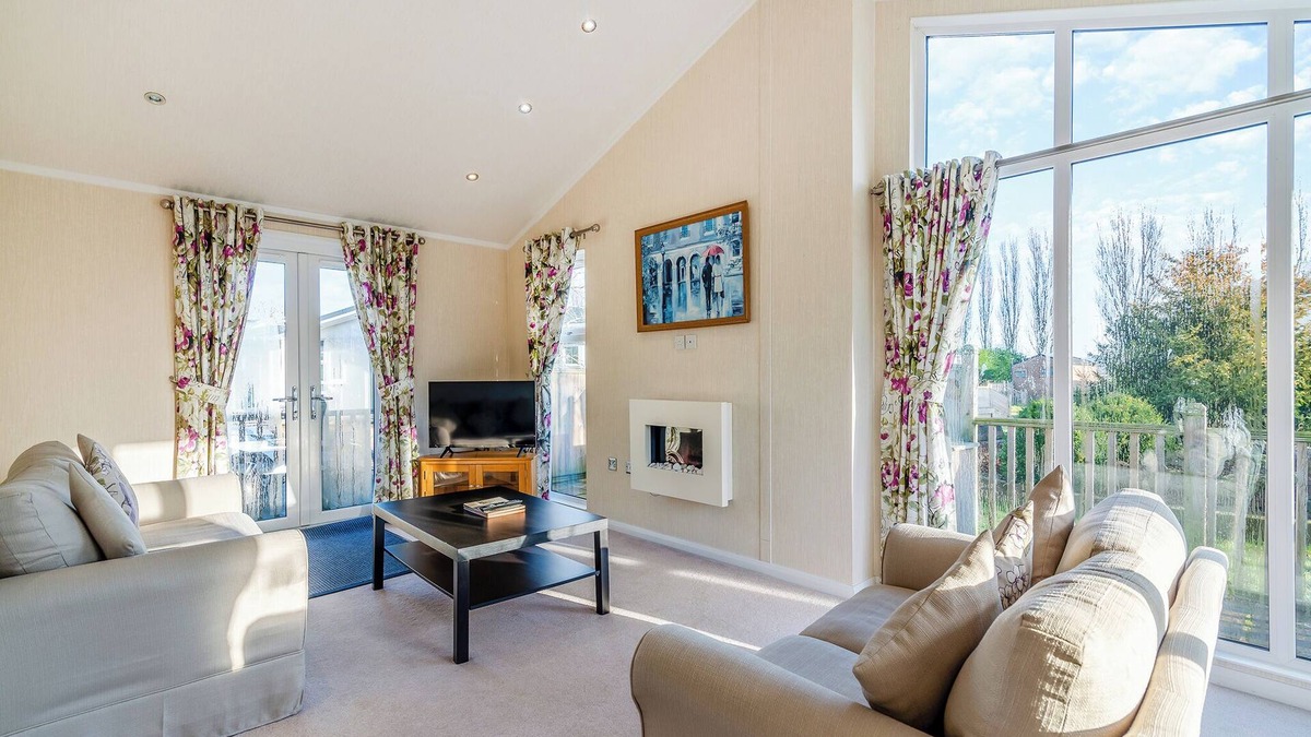 Hutton Rudby Ski Chalet | Well presented luxury lodge with two doubles, one with en suite shower.