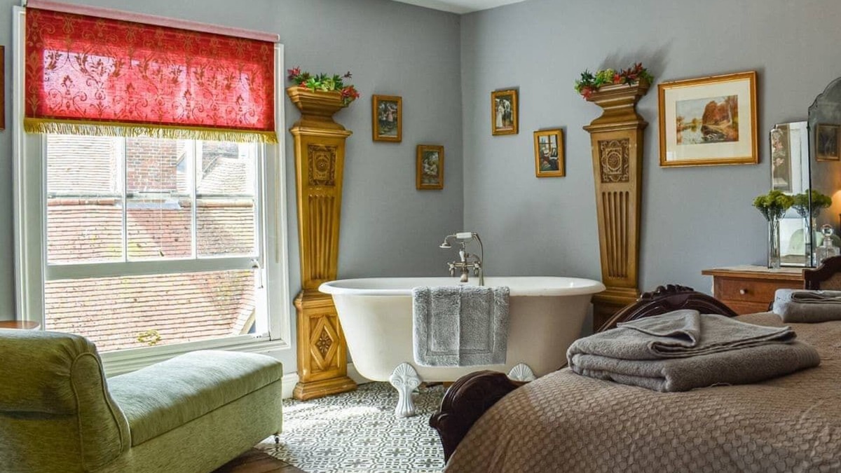 Old Town Hastings House | WELLESLEY’S RETREAT - Romantic luxury High Street apartment