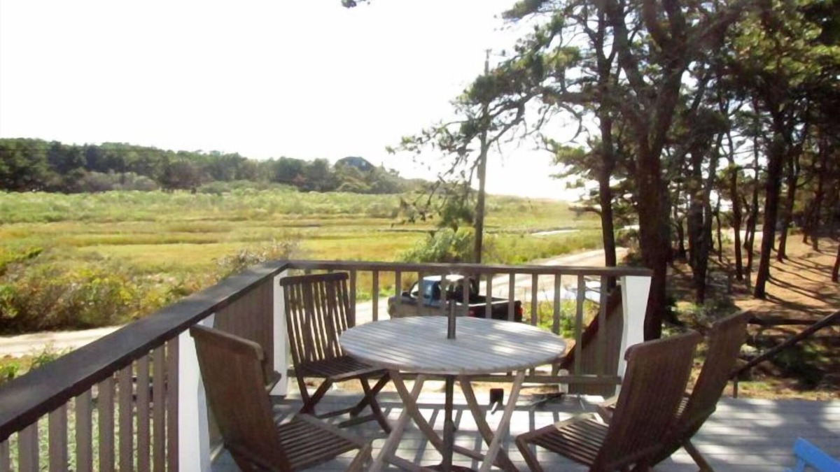Indian Neck Heights House | Wellfleet Beach Cottage with Inlet Views (1421)