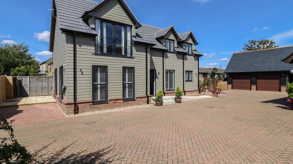 Littleport Cottage | WELLINGTON COTTAGE, family friendly, with a garden in Littleport