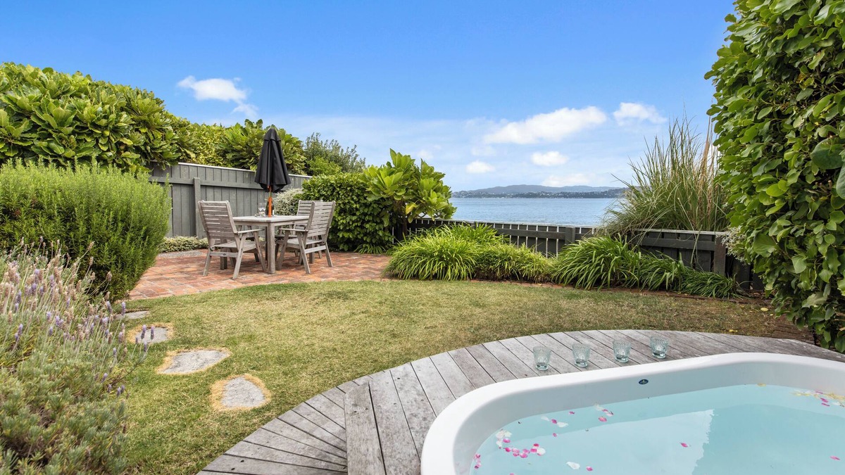Wellington House | Wellington - Eastbourne 2 bedrm beachfront cottage with WiFi