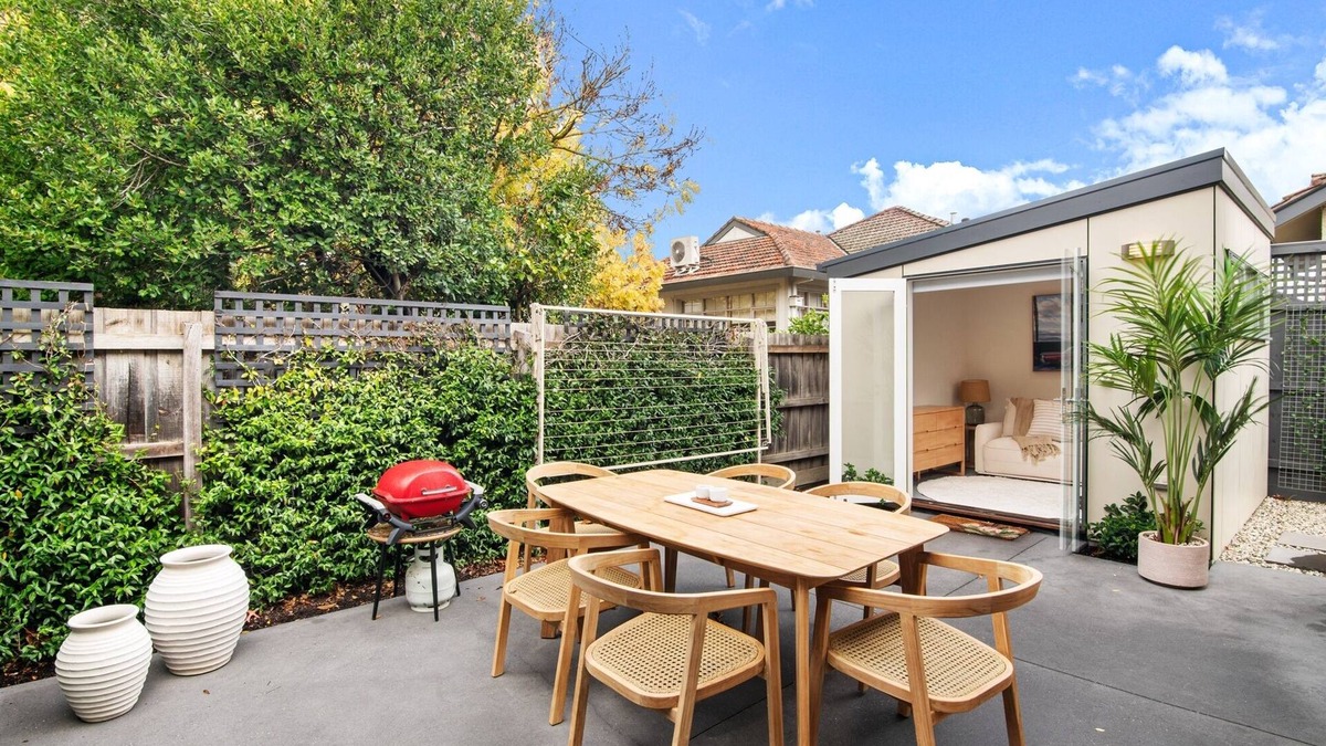 Kew East House | Wellness Escape: 1-Bed Home + Studio & Sauna