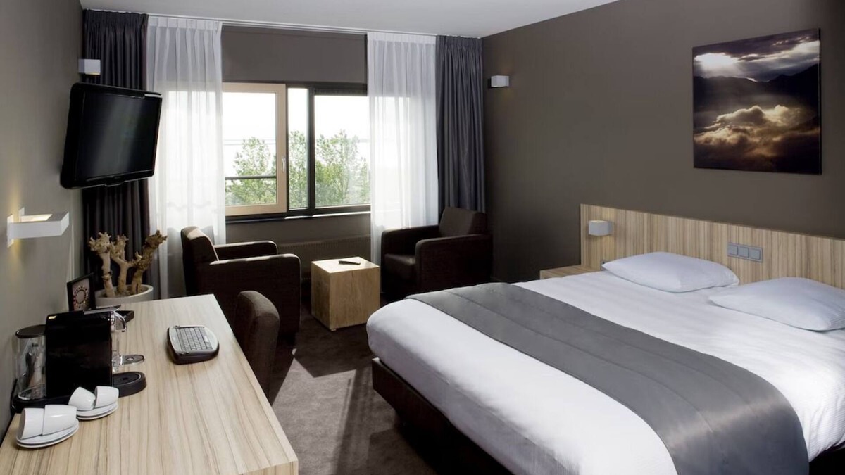 Bergen op Zoom Hotel | Wellness Escape Near Attractions with Parking and Pool