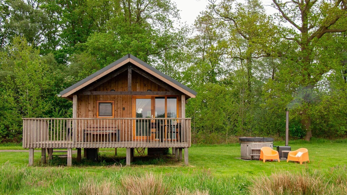 Ruinerwold House | Wellness Lodge in Dutch Meadows with Hot Tub