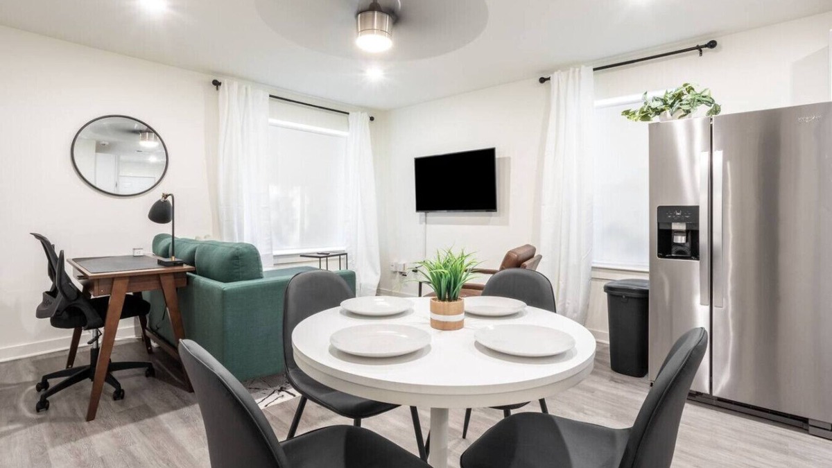 Kessler Apartment | WeLoveBishopArts! King Bed|2nd Floor