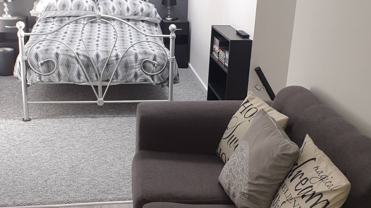 Longford Apartment | Welsh/Shropshire border Pant, Brand new Annex self contained private entrance.