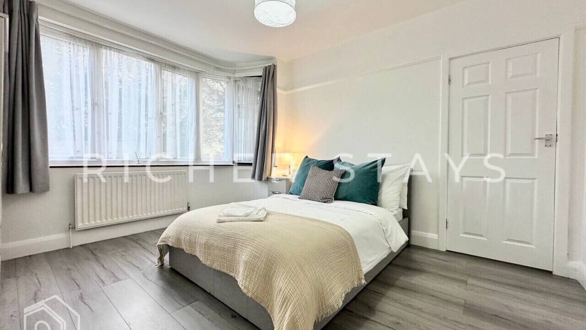 Alperton House | Wembley Large 4-Bedroom House | Driveway & Garden