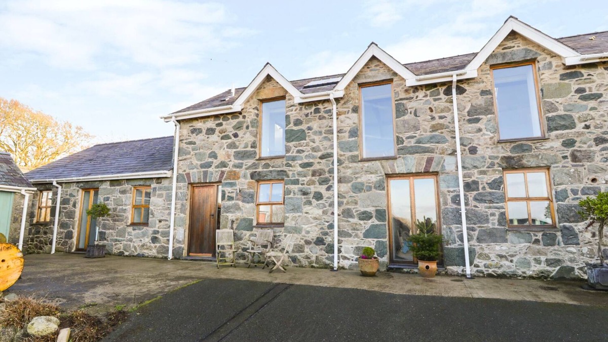 Dinas Cottage | WERN OLAU COTTAGE, family friendly, with hot tub in Groeslon