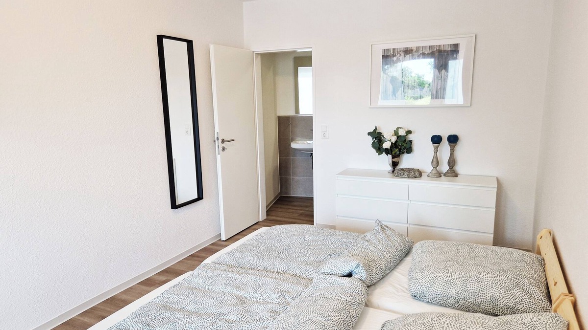 Brake Apartment | Weser Pension - Zweibettzimmer mit Eigenem Bad Nr. 3