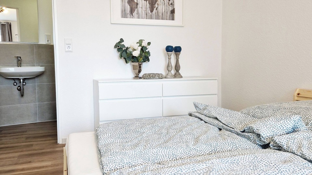 Brake Apartment | Weser Pension - Twin room with private bathroom no. 4