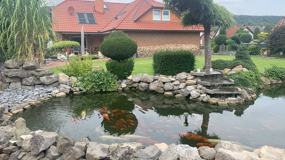 Rinteln House | Wesergarten vacation home with fireplace, large garden and well-kept fish pond