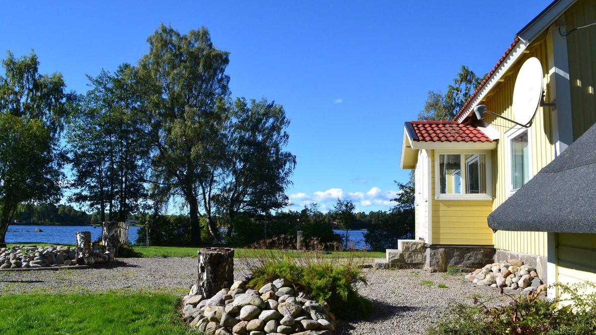 Ryd House | West bank location directly on the lake with sun terrace, sauna and boat