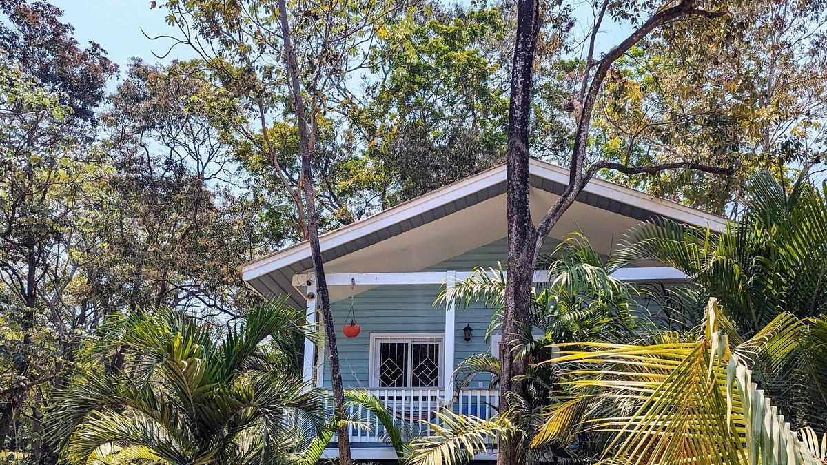 Antoneys Cay House | West Bay - Sunny and Modern Beach Cottage - 2 Bedrooms!