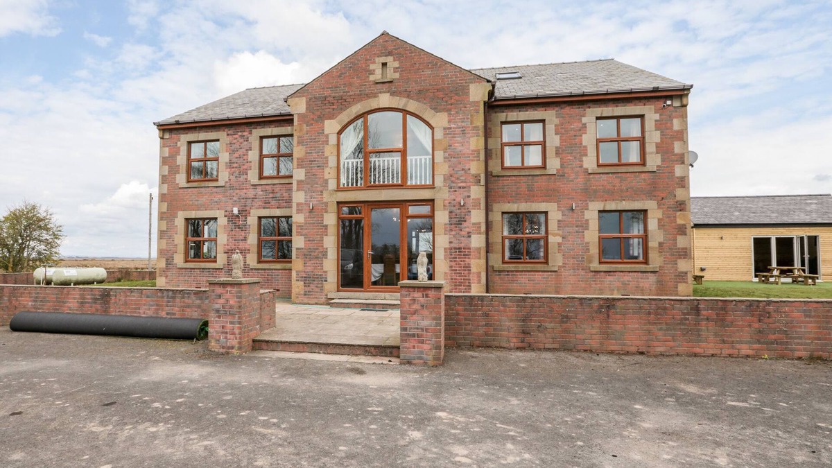 Wigton Cottage | WEST BORDER FARM, pet friendly, with hot tub in Abbeytown