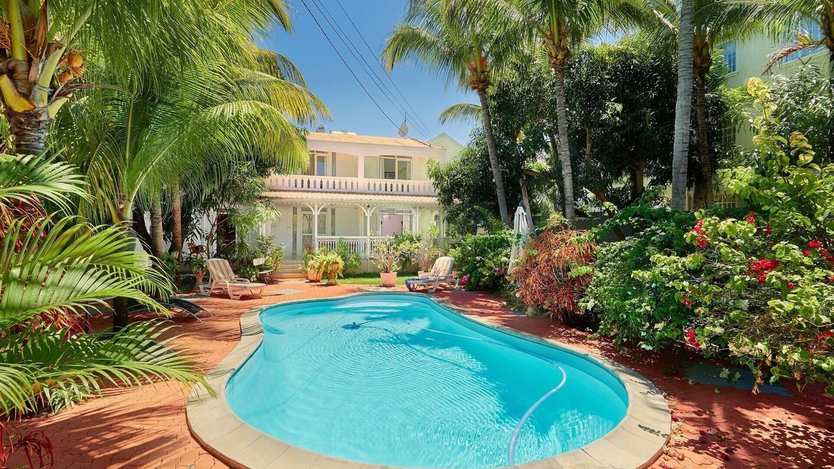 Morcellement Raffray House | West Coast - Large Villa with Private Pool and Garden not far from the pla