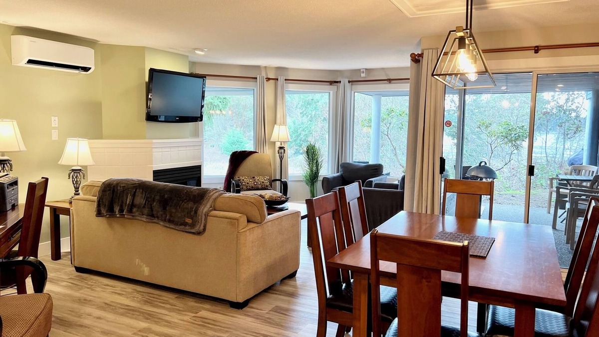 Regional District of Nanaimo Condo | West Coast Oasis ★ Oceanside ★ Full Kitchen ★ 2BD