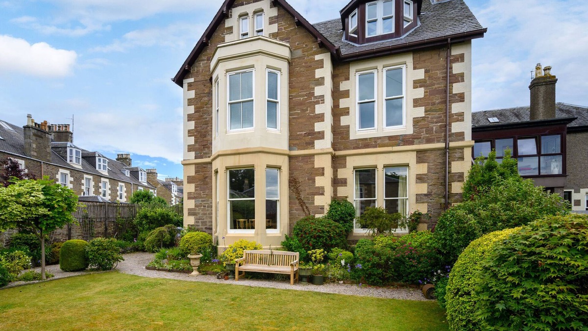 Broughty Ferry House | WEST DEYNE, family friendly, luxury holiday cottage in Broughty Ferry