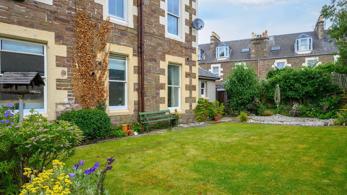 Broughty Ferry Cottage | West Deyne