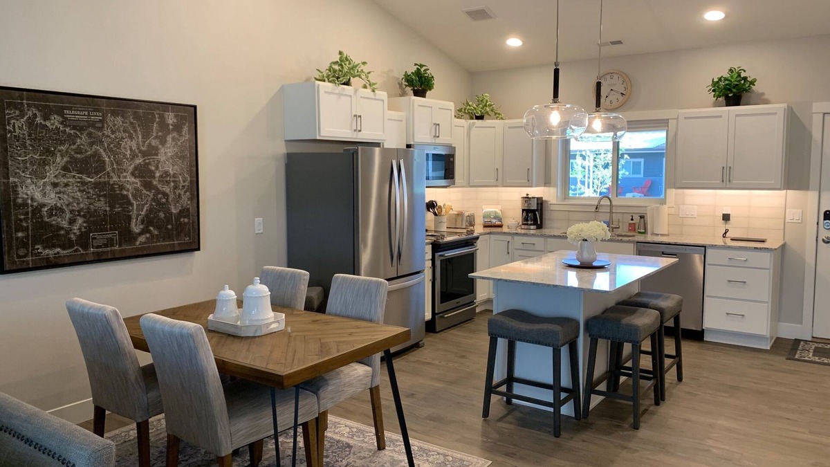 Rimrock House | West End Beautifully Furnished 2 Bedroom Townhouse