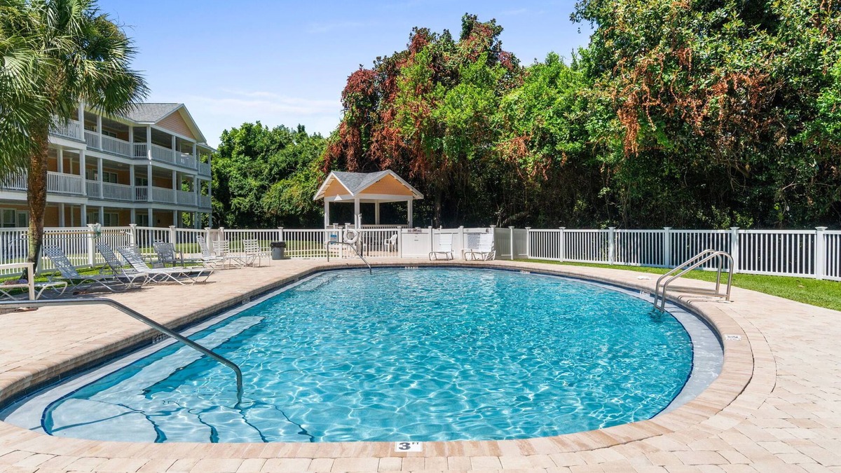 West Panama City Beach Condo | West End Gem | Walk to the Beach | Pool | Sleeps 4