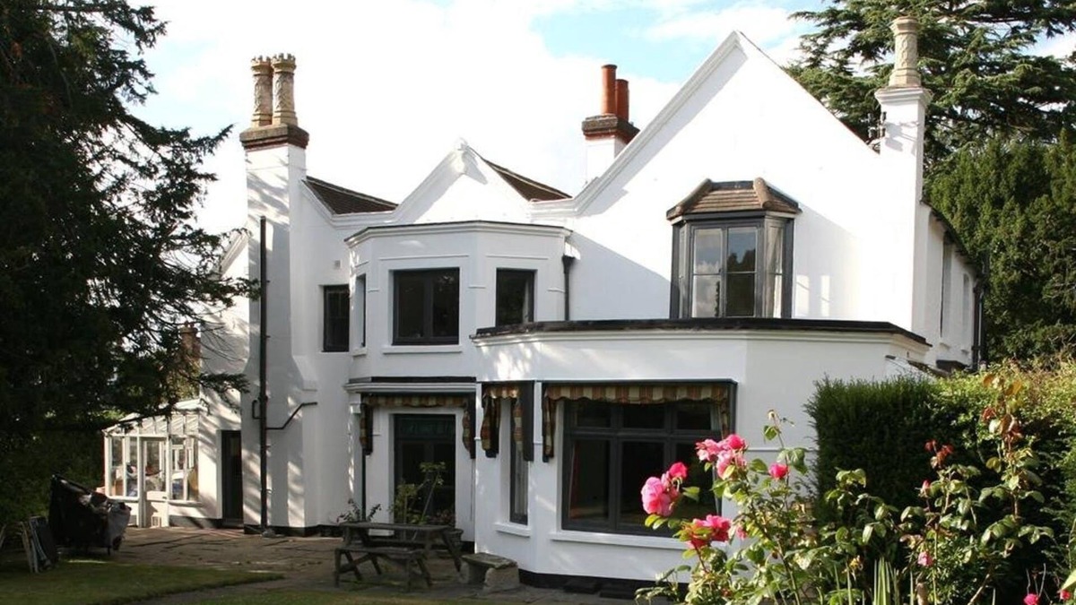 Esher Bed & Breakfast | West End Lodge