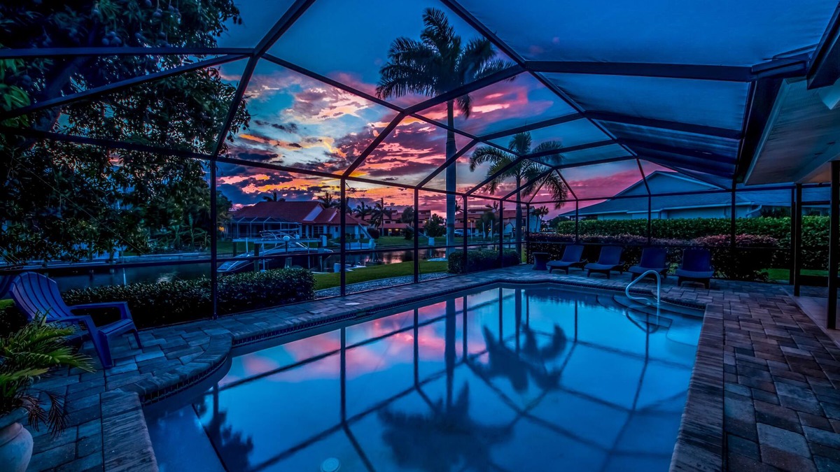 Yacht Club House | West Facing Elec Heated Pool, 2024 Tritoon rental, Walk/Bike to Bars&Restaurants