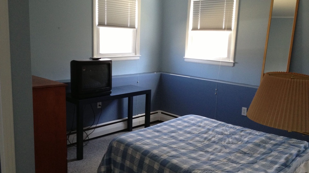 Maple Hill House | West Hartford furn. rm pvt bth. near UHART, CIGNA & dwtn Hartford all hospitals