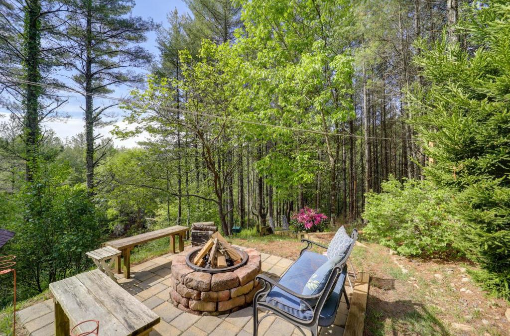 West Jefferson Apartment | West Jefferson Vacation Rental Near River