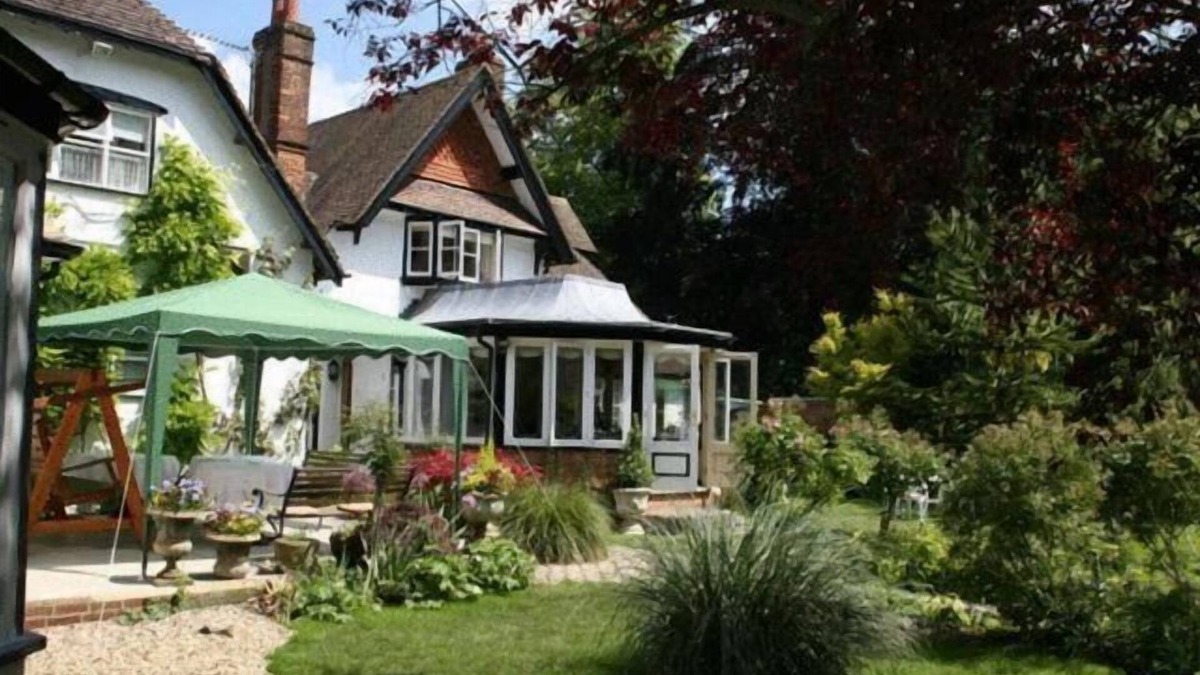 Aston Clinton House | West Lodge Hotel