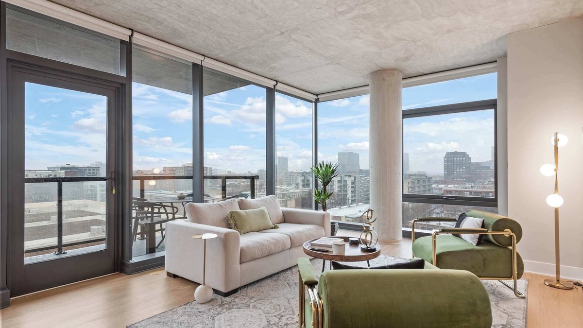 West Loop Apartment | West Loop High-End 2BR: Walkable, City Views