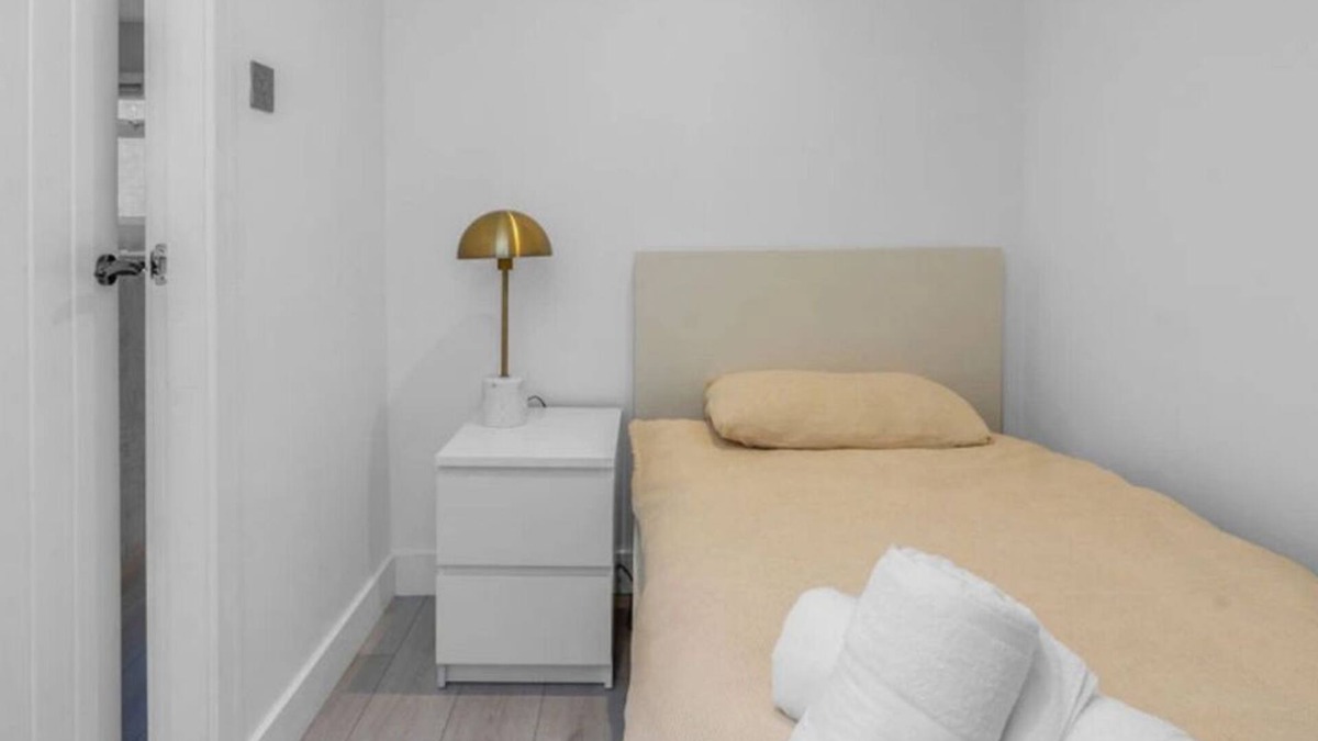 Whitburn House | West Lothian 5 Beds + car space