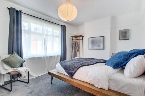 Cradley Heath House | West Midlands-contractor-long Stay-parking-4 Beds