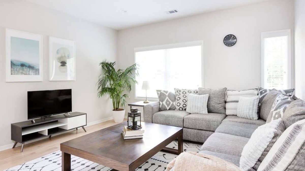 Home Park Apartment | West Midtown 2/2 (2nd Floor): Free parking