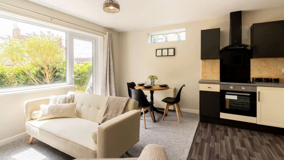 South Leigh Apartment | West Oxfordshire Flat w/Parking | Sleeps 3