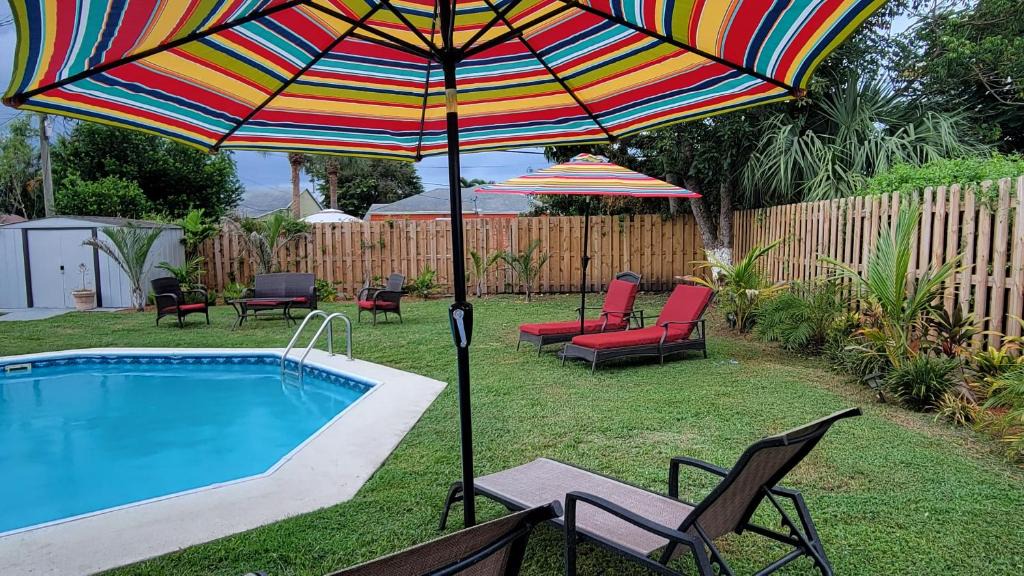 Poiciana Park II House | West Palm Beach Tropical Oasis