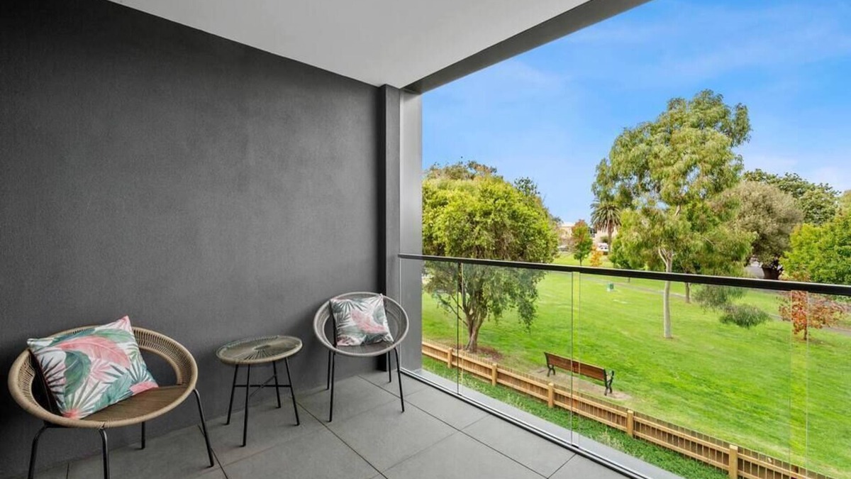 Geelong West Apartment | West Park Luxury: Perfect Geelong Stay
