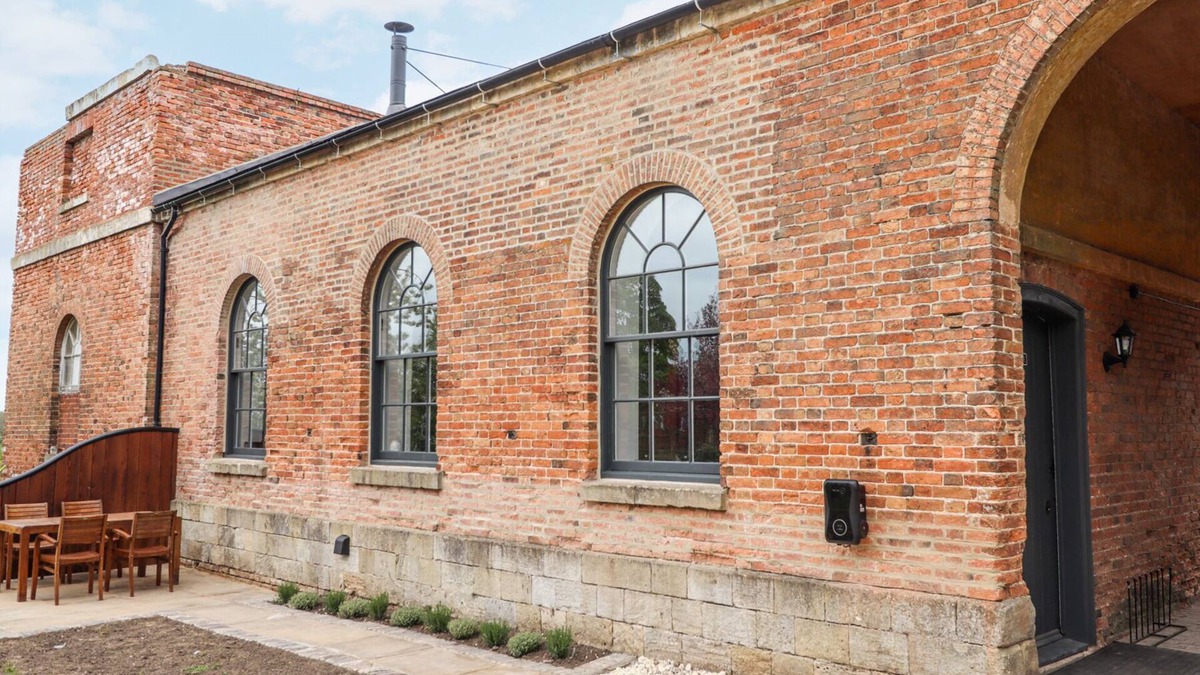 Retford Cottage | WEST STABLE, character holiday cottage, with open fire in Retford